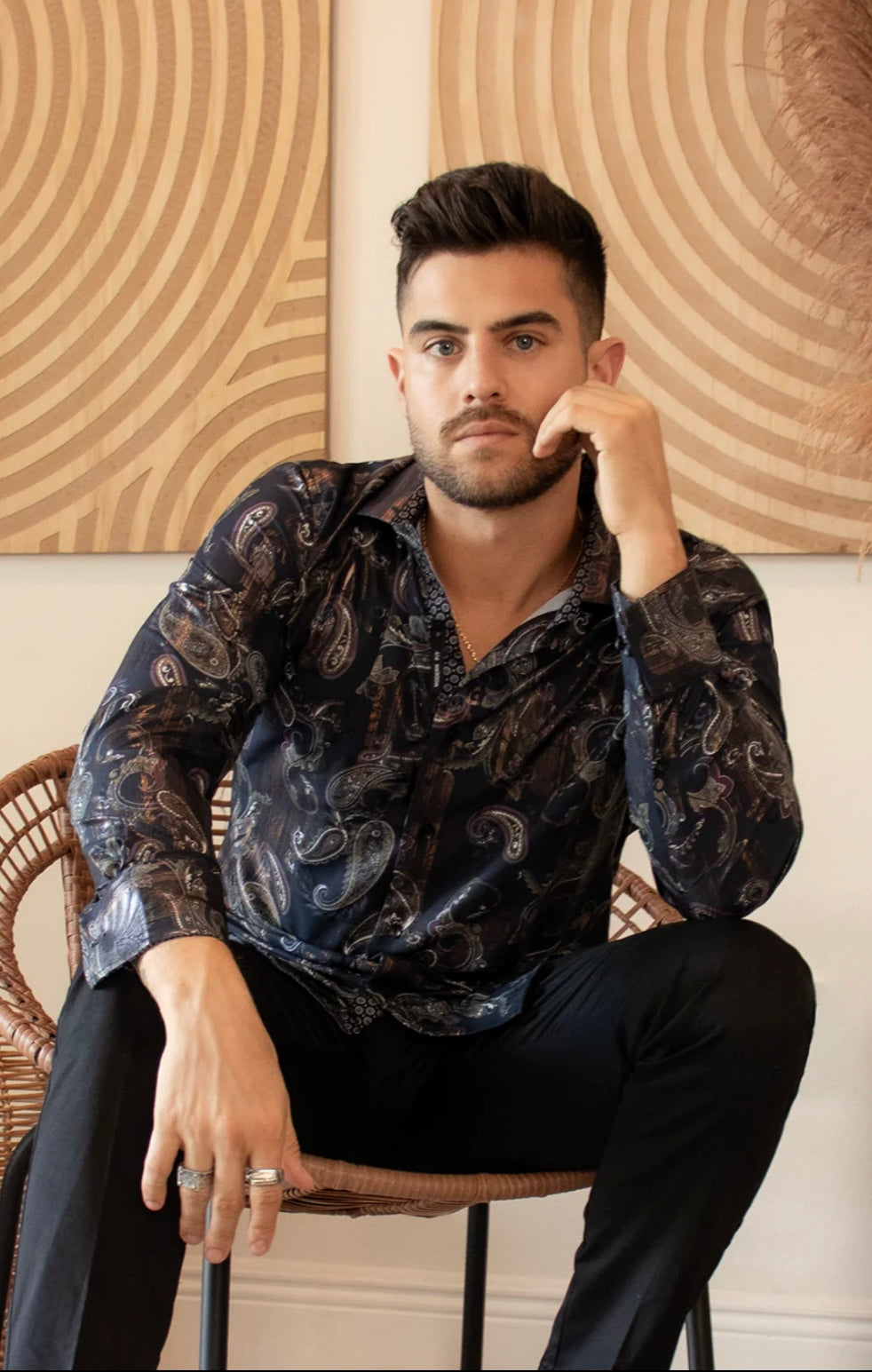 Bespoke Moda long sleeve button up dress shirt. Paisley lines